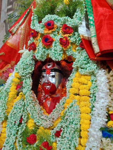 সন্ধ্যায় বাড়িঘর আলোকিত করুন। সদর দরজা এবং তুলসিতলায় তিলতেলের প্রদীপ প্রজ্বলন করুন।