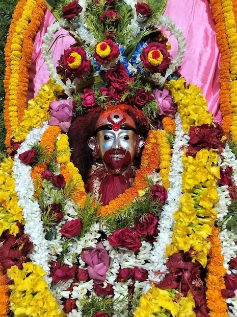 কর্পূর, তেজপাতা এবং লবঙ্গ একসঙ্গে পুড়িয়ে নিন ধুনুচিতে। তার পর তার ধোঁয়া ছড়িয়ে দিন ঘরের সর্বত্র। এতে কুনজর কেটে যাবে। পরিবারের মঙ্গল হবে। (Disclaimer: এই প্রতিবেদনটি কেবলমাত্র সাধারণ তথ্যের জন্য, তাই বিস্তারিত জানতে হলে সর্বদা বিশেষজ্ঞের পরামর্শ নিন।)(সব ছবি-নেটমাধ্যম)