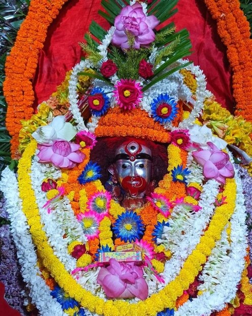 দৃক সিদ্ধান্ত পঞ্জিকা মতে শুক্রবার সকাল ১১.৫৮ থেকে শুরু হচ্ছে অমাবস্যা তিথি৷ গুপ্ত প্রেস পঞ্জিকা অনুযায়ী এই তিথি সুরু হচ্ছে সকাল ১১.৫৫ মিনিট থেকে৷ তার পর অহোরাত্র থাকবে এই তিথি৷ অমানিশার পুজো-যজ্ঞ হবে শুক্রবারই৷ তবে অমাবস্যার স্নান দান ধ্যান পালিত হবে উদয় তিথি অনুসারে শনিবার৷