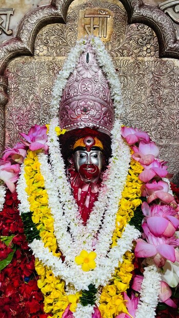 কৌশিকী অমাবস্যার সন্ধ্যায় বাড়ির প্রবেশদ্বারে প্রজ্বলন করুন দু’টি তিলের তেলের প্রদীপ৷ তুলসিতলা এবং ঠাকুরঘরেও এদিন সন্ধ্যায় প্রদীপ প্রজ্বলন করতে ভুলবেন না৷ এতে সব অশুভ শক্তি এবং কুনজরের প্রভাব দূর হয়৷ 