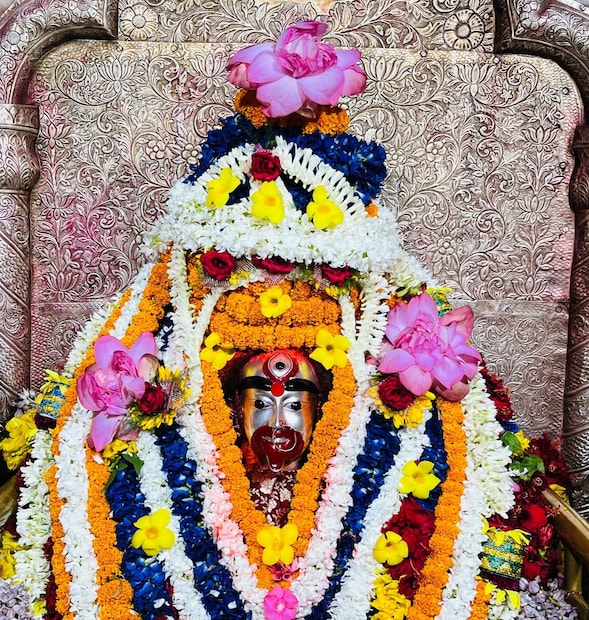 ভাদ্র অমাবস্যার এই পুণ্যতিথিতে দেবী কালীর পুজোয় অন্যান্য উপাচারের সঙ্গে নিবেদন করুন সিঁদুর৷ পরে এই প্রসাদী সিঁদুর বিবাহিত মহিলারা সিঁথিতে ধারণ করুন৷ যে আধারে নিত্য ব্যবহার্য সিঁদুর রাখেন, তার সঙ্গে মিশিয়ে নিন দেবীর প্রসাদী সিঁদুর৷ এতে কলহ-সহ দাম্পত্যজীবনের সব সমস্যা দূর হবে৷ মঙ্গল সাধিত হবে পরিবারের৷