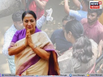দিল্লির গান্ধীনগরে মুখ্যমন্ত্রী রেখা গুপ্তার জনসংযোগ সভায় হঠাৎই তৈরি হল উত্তেজনা। অভিযোগ, সভায় গোলমাল পাকানোর চেষ্টা করছিলেন দুই ব্যবসায়ী। শুধু তাই নয়, মুখ্যমন্ত্রীর বিরুদ্ধে স্লোগান দিতেও শুরু করেন তাঁরা। সঙ্গে সঙ্গেই পুলিশ ও নিরাপত্তারক্ষীরা এগিয়ে গিয়ে দু’জনকে আটক করে।