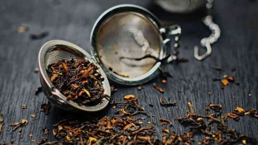 নিয়মিত ব্যবহারের উপকারিতা-- এই মিশ্রণ নিয়মিত ব্যবহার করলে ধীরে ধীরে আপনার চুল স্বাভাবিকভাবেই কালো ও উজ্জ্বল হয়ে উঠবে। চা পাতায় থাকে ট্যানিন যা চুলকে গভীর বাদামি-কালো রং-এর করে তোলে। চা পাতা চুল মজবুত বানায়। এতে থাকা অ্যান্টিঅক্সিড্যান্ট চুল পড়া রোধ করে এবং মাথার ত্বকে পুষ্টি জোগায়। যদি আরও গাঢ় রং চান, তবে চায়ের মিশ্রণে সামান্য কফি পাউডার মিশিয়ে নিতে পারেন।