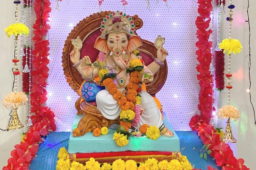 গণেশ চতুর্থী তিথিতে ভুলেও খাবেন না আমিষ জিনিস৷ আমিষ আহার বর্জন করে সাত্ত্বিক আহার গ্রহণ করুন৷ যাঁরা ব্রতী, তাঁদের জন্য তো বিধি থাকবেই৷ যাঁরা ব্রতোপবাস রাখছেন না, তাঁরাও মেনে চলুন কিছু নির্দিষ্ট নিয়ম নীতি৷