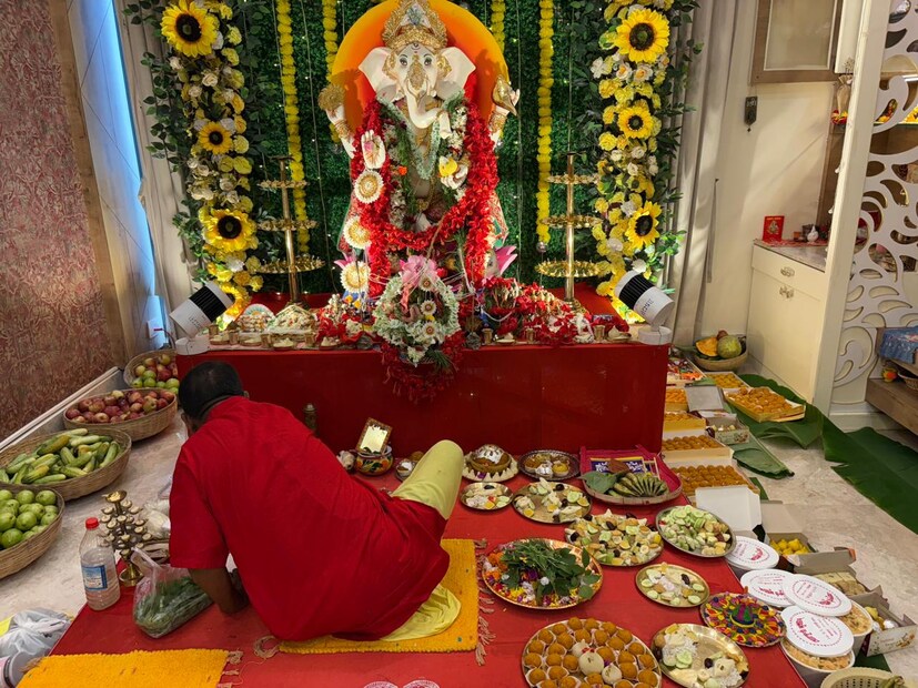 গণেশ পুজো মানে শুধুই মুম্বই নয়, এখন দেশের বিভিন্ন প্রান্ত ধুমধাম করে পালন করা হয় গণেশ বন্দনা৷ প্রতি বছরের মতো এবারও নিজের বাড়িতে ধুমধাম করে গণেশ পুজো করলেন অভিনেত্রী ত্রমিলা ভট্টাচার্য৷ 