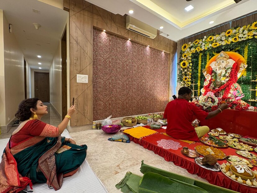 স্বামী চাকরি করেন জাহাজে৷ পেশায় শিপ ক্যাপ্টেন৷ ফলে অনেকটা সময় তিনি বিদেশে থাকেন৷ তাই সংসারের বেশি দায়িত্ব পালন করতে হয় অভিনেত্রীকে৷ তিনি নিজেও ব্যস্ত, তার মধ্যেও সব কাজ নিঁখুত ভাবে সামলান ত্রমিলা৷ 
