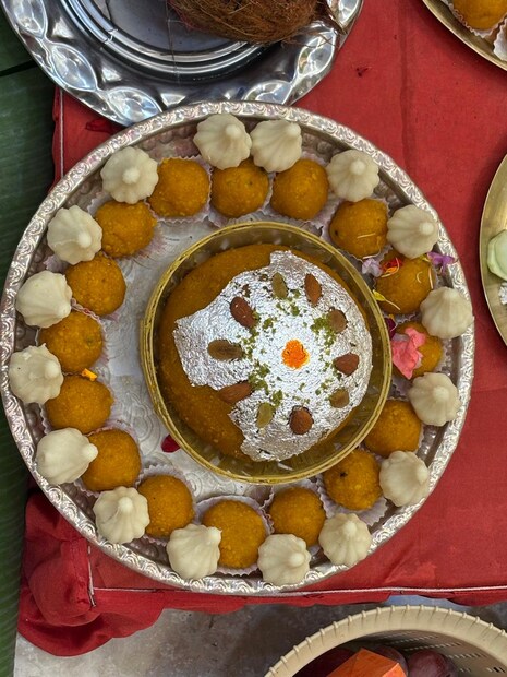 ত্রমিলাও তাঁর বাড়ির পুজোয়ে নিয়ম মেনে বিরাট সাইজের লাড্ডু ও মোদক প্রসাদ সাজিয়ে দিয়েছেন গণপতি বাপ্পার সামনে৷ 
