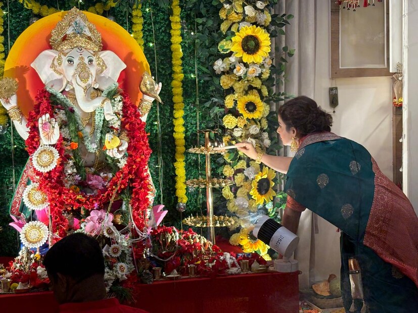 একশো আটটা প্রদীপ জ্বালানো হল পুজোতে৷ ত্রমিলার সঙ্গে তাঁর বাড়ির লোকজন মিলে জ্বালিয়ে দিলেন প্রদীপ৷ এরপর শুরু হল হোমযজ্ঞ, আরতি৷ 