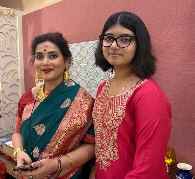অভিনয়ের মতো বাড়ির কাজেও তিনি সমান তালে সামলান৷ মেয়ে রশ্মিকাকে কড়া হাতে মানুষ করছেন৷ মেয়েও এখন অনেক বড়৷ পড়াশুনা নিয়ে ব্যস্ত৷ এবং এই সময় তার স্কুলের পরীক্ষাও চলছে৷ ফলে সেই নিয়েও চিন্তা রয়েছে মায়ের৷ ফলে অনেকগুলো দিকে একসঙ্গে নজর রাখতে হয়েছে ত্রমিলাকে৷