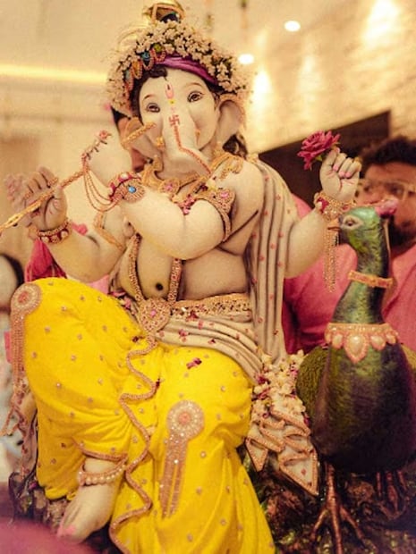 দেওঘরের জ্যোতিষী পণ্ডিত নন্দকিশোর মুদগল জানিয়েছেন, প্রতি বছর ভাদ্রপদ মাসের শুক্লপক্ষের চতুর্থী তিথিতে গণেশ উৎসব শুরু হয়। ভগবান গণেশকে প্রথম উপাস্য দেবতা জ্ঞানেই পূজা করা হয়। আসলে প্রচলিত বিশ্বাস অনুযায়ী, ভগবান গণপতির পূজা করে তবেই কোনও শুভ কাজ শুরু করা যেতে পারে। চলতি বছর ২৭ অগাস্ট, বুধবার পড়েছে গণেশ চতুর্থী। এই দিন বাড়িতে ভগবান গণেশের মূর্তি স্থাপন ও পূজা হবে। তবে বাপ্পার মূর্তি কেনার সময় কিছু বিষয় মাথায় রাখা জরুরি, তা না হলে জীবনে ও সংসারে নেতিবাচক প্রভাব পড়তে পারে।
