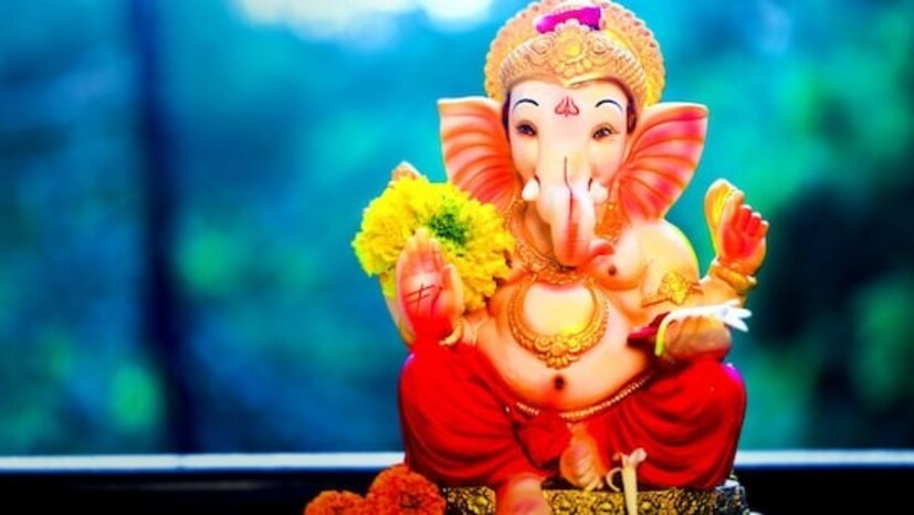 জ্যোতিষী বলেছেন, ভগবান গণপতি বাপ্পার সাদা ও লাল সিঁদুর রঙা মূর্তিই কেনা উচিত। এর পাশাপাশি বাপ্পার বিগ্রহ যেন ইঁদুরের উপর অধিষ্ঠিত থাকেন, সেটাও দেখে নিতে হবে। এছাড়া কেনার সময় মাথায় রাখতে হবে যে, বিগ্রহের এক হাত যেন আশীর্বাদের ভঙ্গিতে থাকে এবং তাঁর অন্য হাতে যেন মোদক বা লাড্ডু থাকে। সবচেয়ে গুরুত্বপূর্ণ বিষয় হল, ভগবান গণেশের মূর্তির শুঁড় যেন বাম দিকে ঝুঁকে থাকে, সেটাও দেখে নিতে হবে।