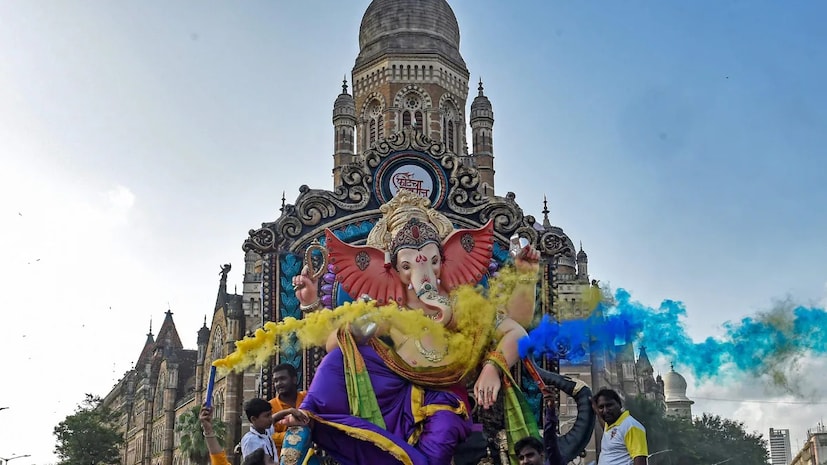ভগবান গণেশের মূর্তি স্থাপনের পর গঙ্গাজল ছিটিয়ে মূর্তি ও আশপাশের স্থান শুদ্ধ করতে হবে। এরপর ষোড়শোপচার পদ্ধতিতে গণেশের পূজা সম্পন্ন করতে হবে। সেই সঙ্গে ভগবান গণেশের উদ্দেশে ২১ টি মোদক বা লাড্ডু নিবেদন করা উচিত। এইসব উপায় অবলম্বন করলে ভগবান গণেশ প্রসন্ন হন এবং বাড়িতে কোনও ধরনের ঝামেলাও হয় না।