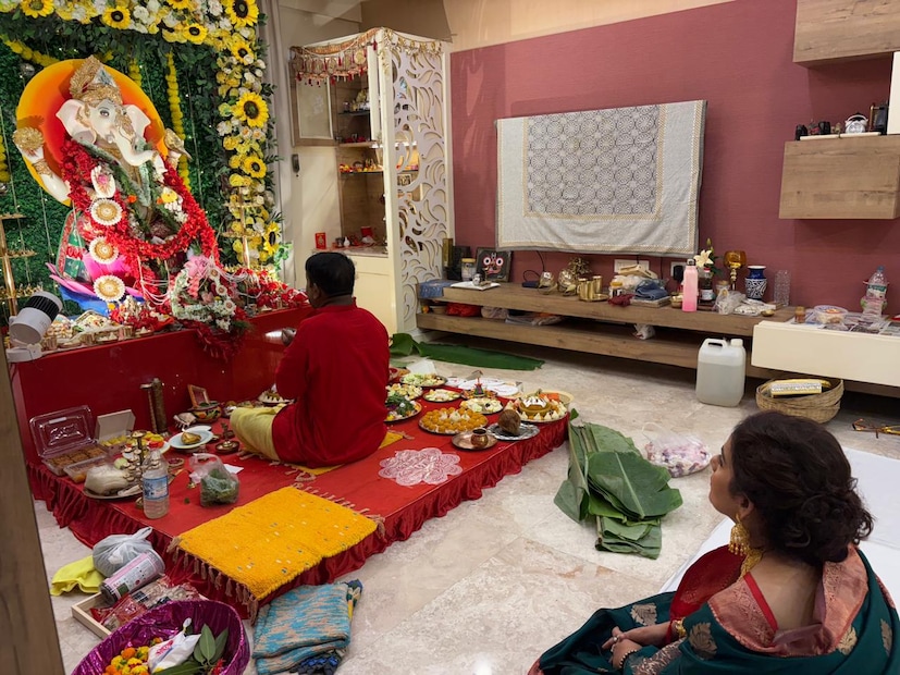 কলকাতার অন্যতম অভিজাত আবাসন আরবানার ৬ নম্বর টাওয়ারে থাকেন তিনি৷ ১৫ তলায় তাঁর বিলাশবহুল ফ্ল্যাটেই হয় পুজো৷ 