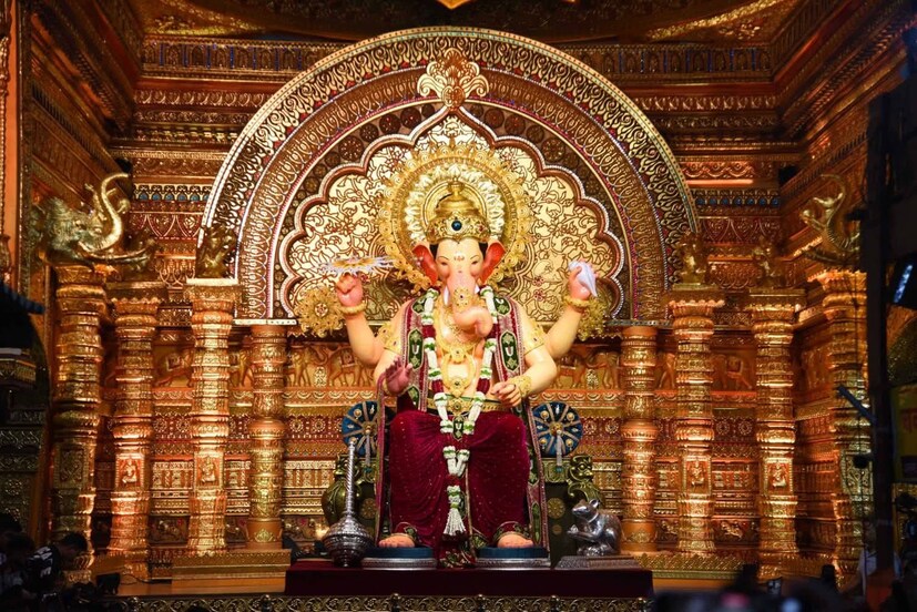 ১০ দিনের পবিত্র গণেশ চতুর্থী, ভারতজুড়ে ব্যাপক উৎসাহ-উদ্দীপনার সঙ্গে পালিত হচ্ছে। মুম্বইয়ের লালবাগচা রাজার দর্শনে উপচে পড়ছে ভিড়৷ 