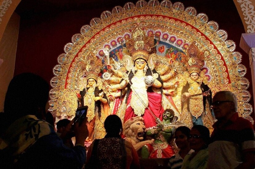 এ বছর বিজয়া দশমী পড়েছে বৃহস্পতিবার৷ দেবী দুর্গার গমন হবে পালকি বা চতুর্দোলা বাহনে৷ ফলে পৃথিবীতে দেখা দিতে পারে মহামারি, মড়ক, মন্বন্তর, খরা, ভূমিকম্প, যুদ্ধের মতো বিপর্যয়৷