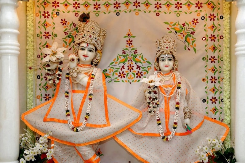 শীঘ্র বিবাহে সাফল্য পেতে চাইলে রাধা অষ্টমীর দিন রাধা ও কৃষ্ণের যৌথ পুজো করা শ্রেয়। এদিন পুজোয় ভগবান শ্রীকৃষ্ণকে হলুদ বস্ত্র এবং রাধারানিকে গোলাপি বস্ত্র অর্পণ করা শুভ।