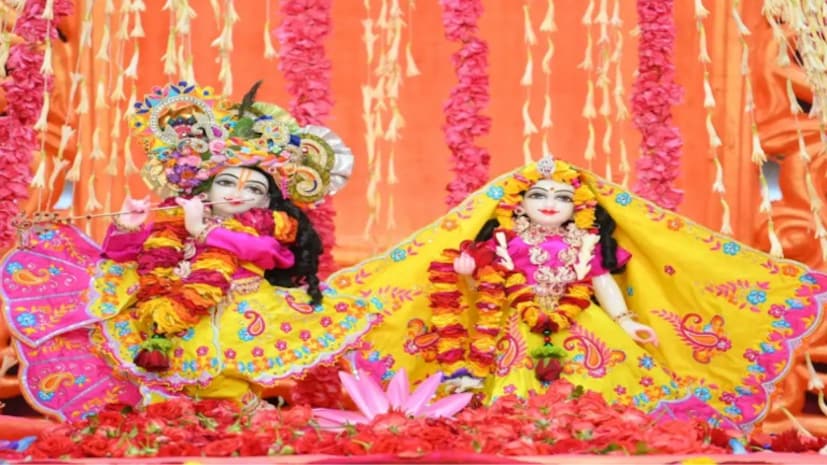 রাধাষ্টমীর দিন গঙ্গাজল ও পঞ্চামৃতর সাহায্যে ভগবান শ্রীকৃষ্ণ, দেবী রাধা এবং লাড্ডু গোপালের অভিষেক করতে হবে। এতে রাধারানি প্রসন্ন হন এবং ভক্তের সমস্ত ইচ্ছা পূরণ করেন। এই দিন দেব-দেবীকে নৈবেদ্য নিবেদন করা উচিত। আর এই নৈবেদ্যের মধ্যে তুলসিপাতা, পঞ্চামৃত, পঞ্জিরি, হাওয়া, মালপোয়া, পুরী এবং ছোলা রাখা উচিত।