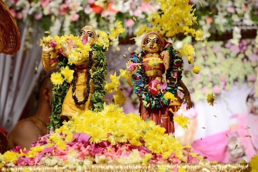এই দিনে রাধারানির স্তোত্র পাঠ করতে হবে এবং পূজার সময় বিভিন্ন স্তোত্র, শ্লোক এবং বৈদিক মন্ত্র জপ করতে হবে। সারা দিন ধরে ব্রহ্মচর্য পালন করা উচিত এবং যে কোনও ধরনের বিবাদ এড়িয়ে চলা উচিত।