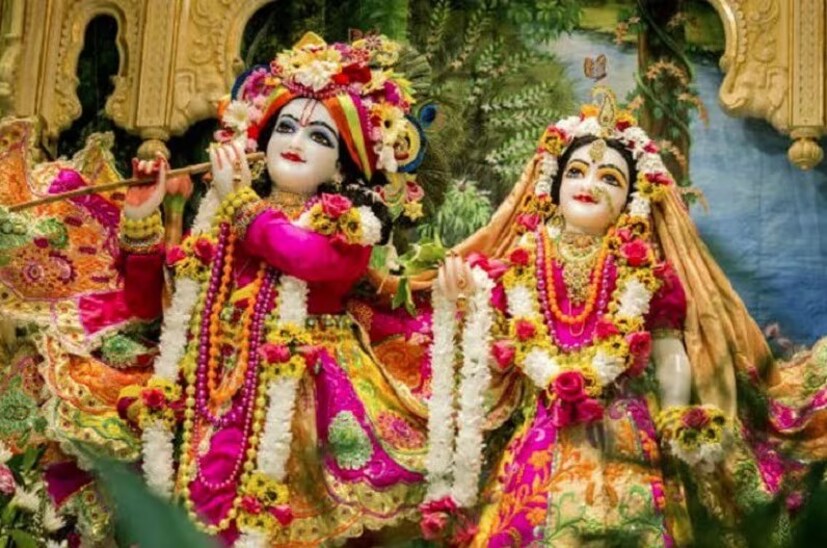  ব্যবসায় সাফল্যের জন্য, রাধা অষ্টমীতে রাধারানির পূজা করা উচিত এবং তাকে একটি রূপার মুদ্রা অর্পণ করা উচিত। পূজার পরে, রূপার মুদ্রাটি একটি লাল কাপড়ে বেঁধে একটি নিরাপদ স্থানে রাখুন। বিশ্বাস করা হয় যে এই প্রতিকার আর্থিক সমস্যা দূর করে।