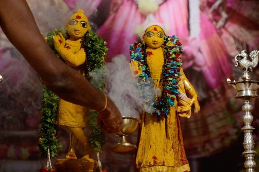 রাধাষ্টমীতে অবশ্যই তিল দান করুন। এছাড়াও ডাল, কালো কাপড় এবং লোহার তৈরি জিনিসপত্র দান করুন। এতে করে ব্যক্তির বিবাহে আসা বাধা দূর হতে পারে। এছাড়াও, এই দান কাঙ্ক্ষিত জীবনসঙ্গী পেতেও সহায়ক।