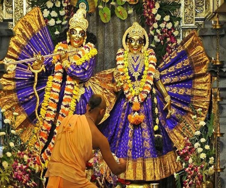 বিবাহিত জীবনে সুখ আনতে রাধাষ্টমীর দিনে রাধা ও কৃষ্ণের পূজা করুন। এই সময় ভগবানকে ফুল, গোলাপ, ময়ূরের পালক এবং বাঁশি নিবেদন করুন। বিশ্বাস অনুসারে, এই প্রতিকার করলে বিবাহিত জীবন সর্বদা সুখী থাকবে।