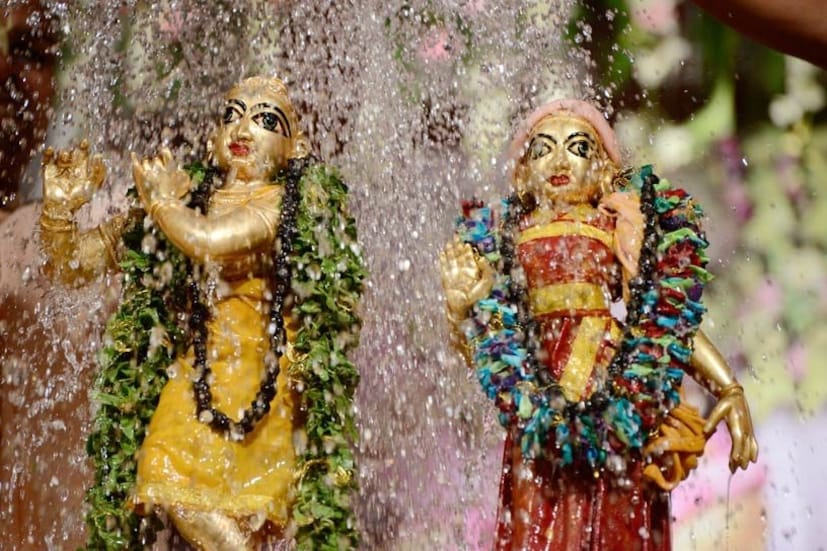যদি আপনার বিবাহে বাধার সম্মুখীন হন, তাহলে রাধা অষ্টমীর দিন পূজার সময় সত্যিকারের হৃদয়ে 'ওঁ হ্রিম শ্রী রাধিকায়ে নমঃ' মন্ত্রটি জপ করুন। ধর্মীয় বিশ্বাস অনুসারে, এই প্রতিকার করলে বিবাহে বাধা দূর হবে এবং আপনি পছন্দসই বর পাবেন।
