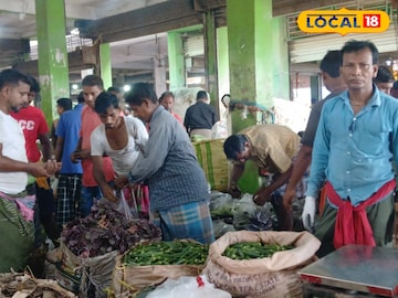 Vegetable Price: সবজির বাজারে ‘পকেট কাটা’ যাচ্ছে মধ্যবিত্তের! কবে কমবে আগুন দাম? কী বলছেন পাইকারি বাজারের ব্যবসায়ীরা Vegetable Price: সবজির বাজারে ‘পকেট কাটা’ যাচ্ছে মধ্যবিত্তের! কবে কমবে আগুন দাম? কী বলছেন পাইকারি বাজারের ব্যবসায়ীরা