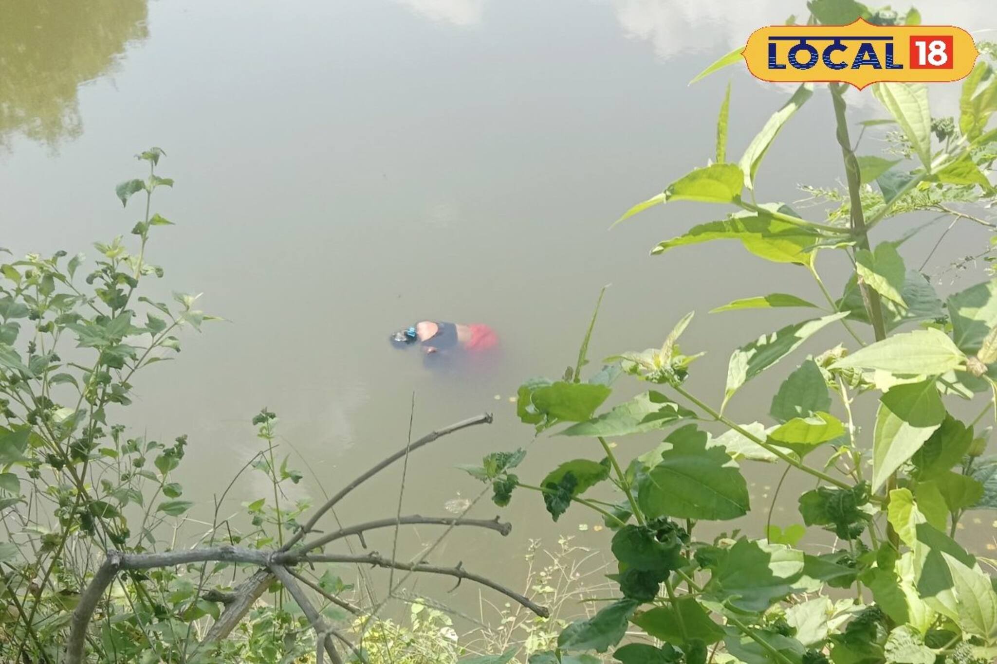 ভোরবেলা কাঠ কুড়াতে গিয়ে... বেলা গড়াতেই পুকুরে ভেসে উঠল মহিলার দেহ!