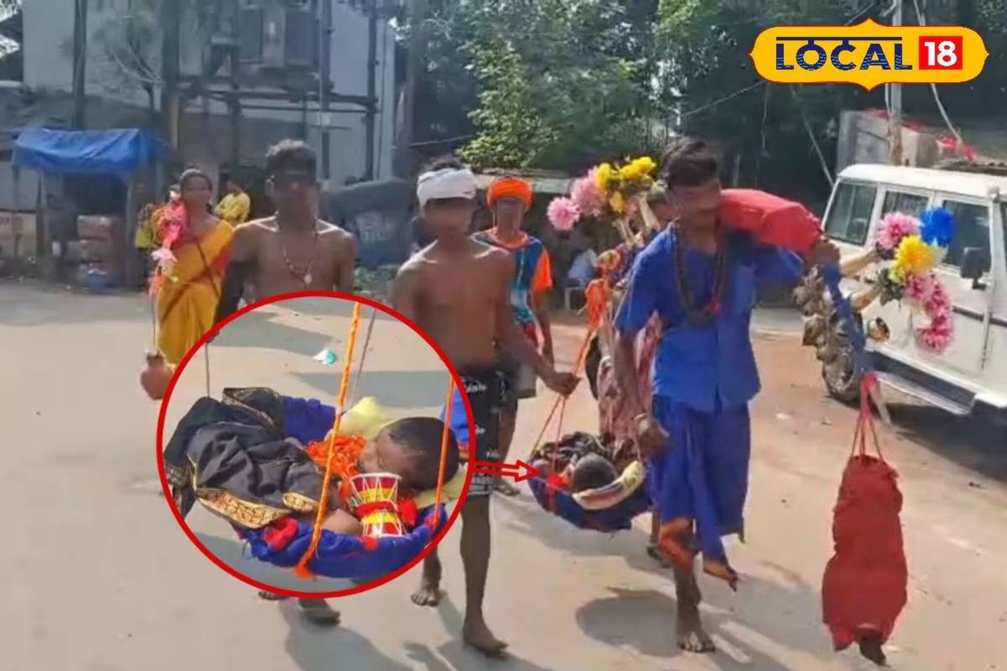 বর্ধমানেশ্বরের কাছে মানত! বাঁকে করে একরত্তি মেয়েকে নিয়ে মোটা শিবতলায় এলেন বাবা