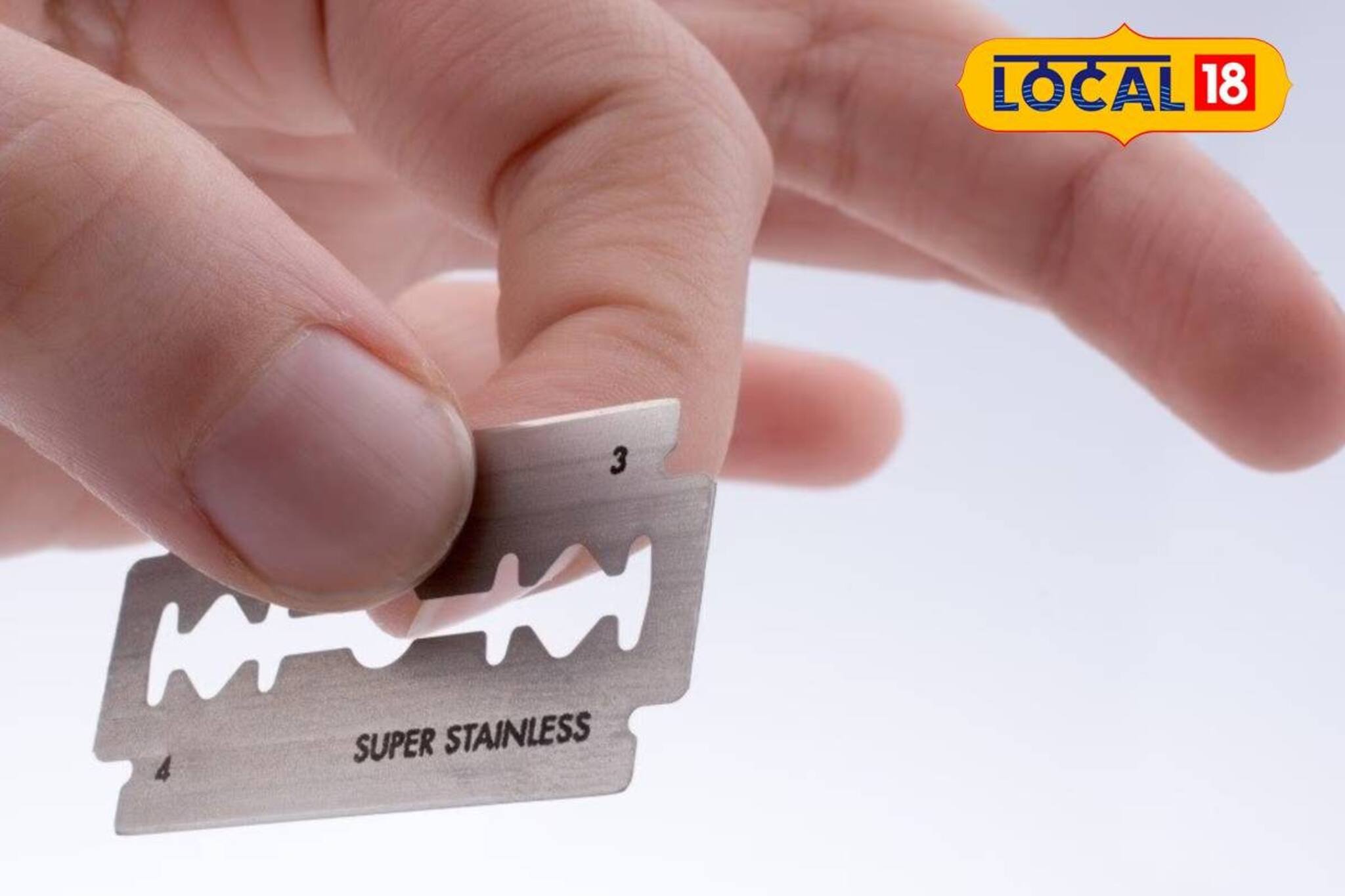 নেশা করতে বারণ করায় বচসা, নিজের গলাতেই ব্লেড চালালেন যুবক! তারপর...? রায়দিঘিতে শোরগোল