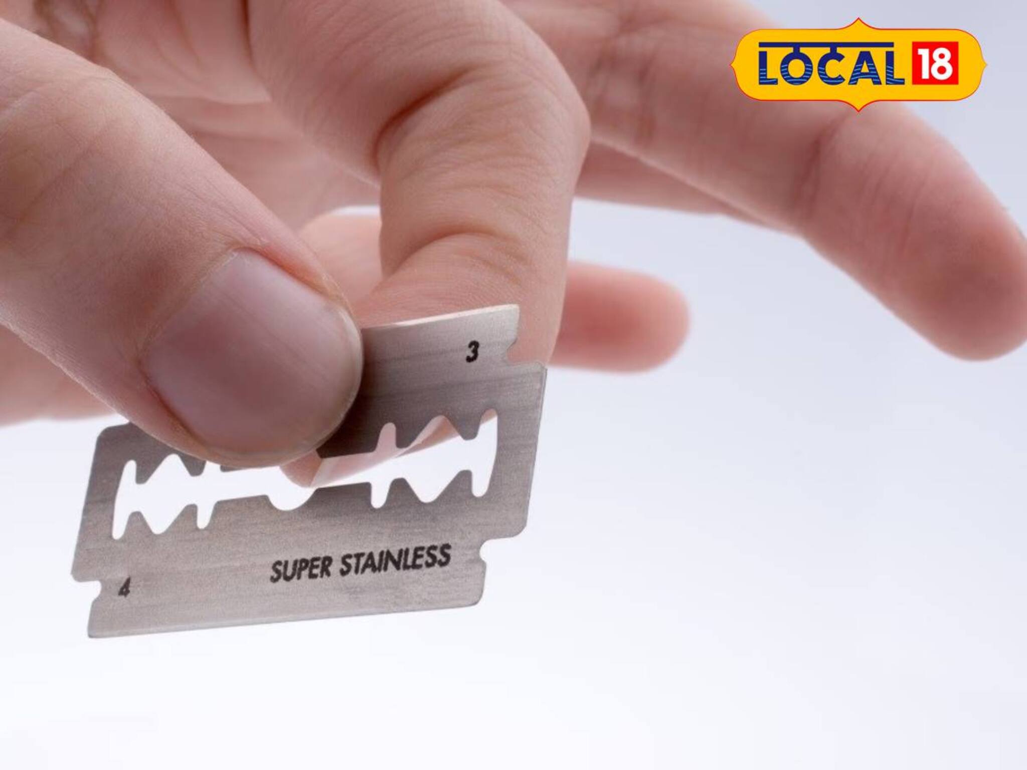 নেশা করতে বারণ করায় বচসা, নিজের গলাতেই ব্লেড চালালেন যুবক! তারপর...? রায়দিঘিতে শোরগোল