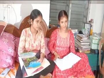 মা ও মেয়ে একসঙ্গে দিচ্ছে  এম এ পরীক্ষা