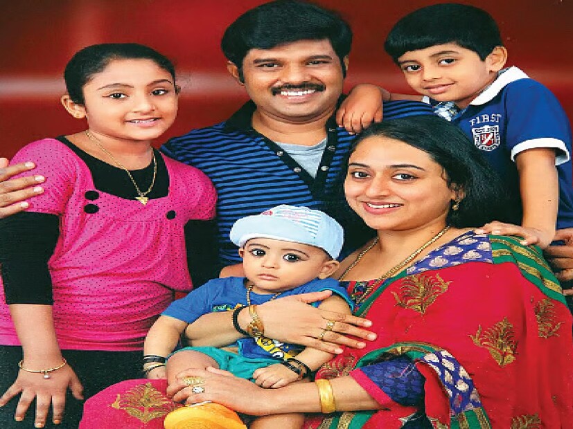 কেরালার বিনোদন জগতের একজন সুপরিচিত ব্যক্তিত্ব, নাভাস আইকনিক কলাভবন ট্রুপের মাধ্যমে খ্যাতি অর্জন করেছিলেন। তিনি তার ভাই এবং সহশিল্পী নিয়াজ বক্করের সাথে ঘন ঘন মঞ্চে উপস্থিত হওয়ার জন্যও পরিচিত ছিলেন।