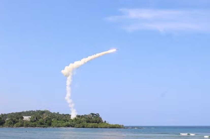 জেটচালিত SAAW সুখোই-30MKI, রাফালে সহ বেশ কয়েকটি বিমান বাহিনীর প্ল্যাটফর্মে সংহত করা হবে। সুখোই-30MKI হবে প্রাথমিক উৎক্ষেপণ প্ল্যাটফর্ম, যা আদিবাসী স্মার্ট কোয়াড র&#x200d;্যাক সিস্টেমের মাধ্যমে একসাথে একাধিক SAAW বহন করতে পারে। এটি শত্রু বিমানঘাঁটি, রানওয়ে, রাডার এবং অন্যান্য গুরুত্বপূর্ণ লক্ষ্যবস্তুতে একযোগে বৃহৎ আকারের আক্রমণ সম্ভব করবে। 200 কিলোমিটারেরও বেশি পরিসরের সাথে, উৎক্ষেপণ বিমানটি বেশিরভাগ ভূমি থেকে আকাশে নিক্ষেপযোগ্য ক্ষেপণাস্ত্রের (SAM) নাগালের বাইরে থাকবে, যা পাইলট এবং বিমানের নিরাপত্তা বৃদ্ধি করবে। (প্রতীকী ছবি)