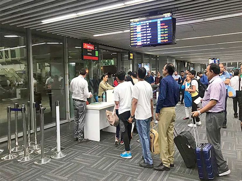 বিশ্বের অন্যতম ব্যস্ত রুট দিল্লি এবং মুম্বইয়ের মধ্যে ফ্লাইটের ভাড়া এখন ইকোনমি ক্যাটাগরিতে প্রায় ৬০,০০০ টাকা। অন্যান্য দিনগুলিতে, শেষ মুহূর্তে বুকিং করলেও যার দাম পড়ে মাত্র এক-তৃতীয়াংশর মতো, অর্থাৎ প্রায় ২০,০০০ টাকা। রাউন্ড ট্রিপের জন্য যা হয় বড়জোর ৩৫,০০০ টাকা।