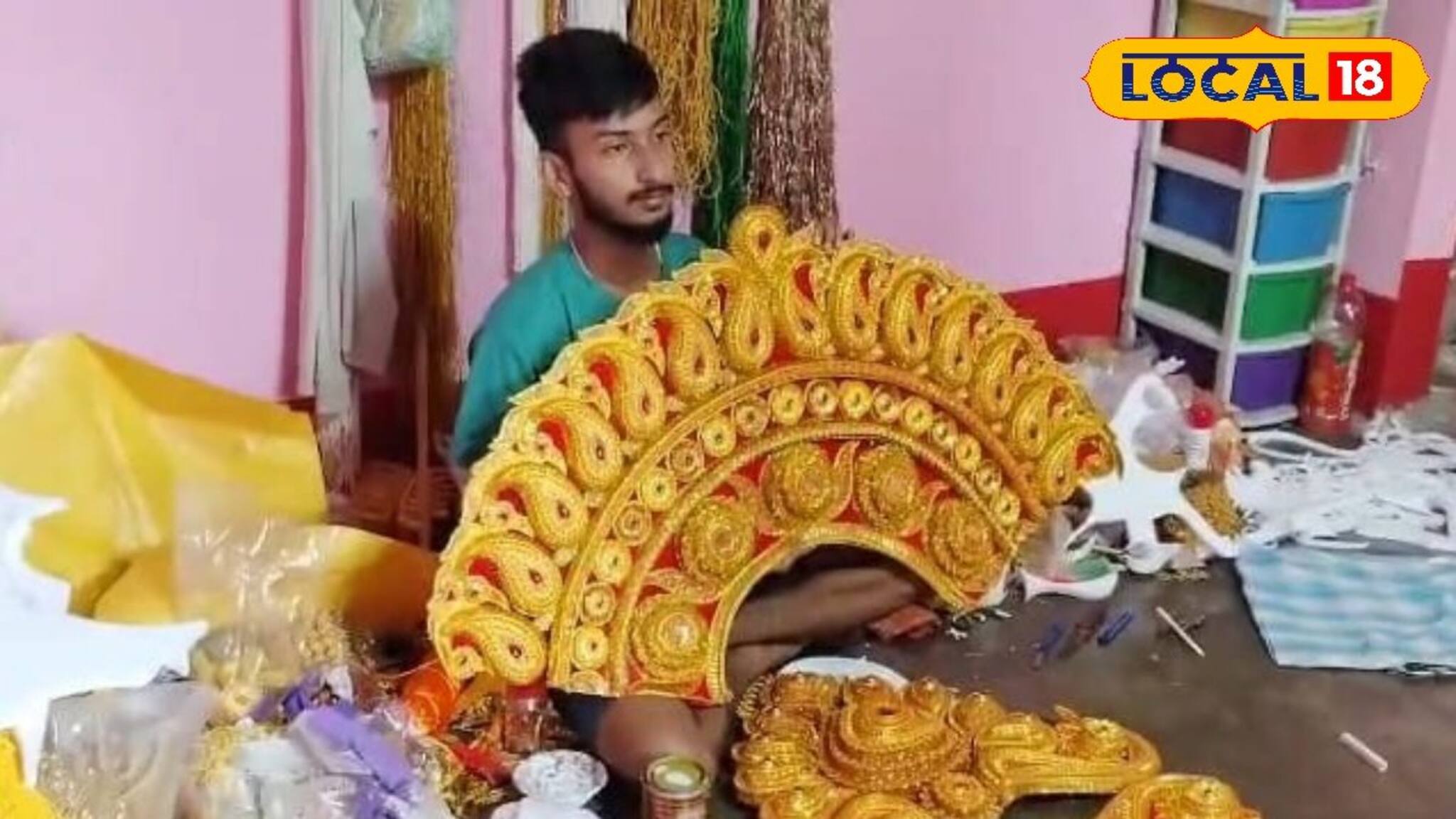 প্রশিক্ষণ ছাড়াই ২০ থেকে ৪৫ হাজার টাকা দামের দেবী দুর্গার অলঙ্কার বানিয়ে নজির যুবকের