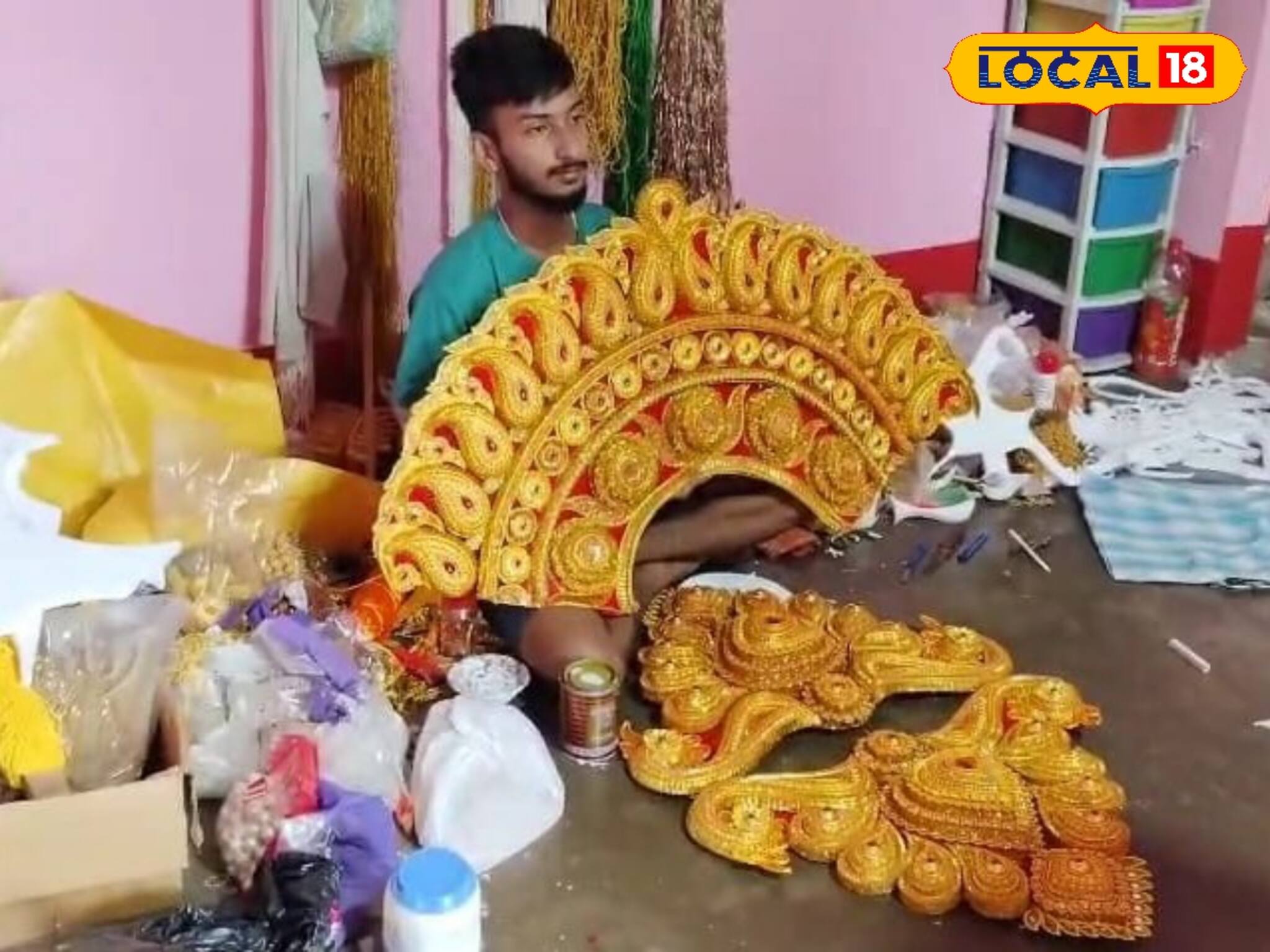 প্রশিক্ষণ ছাড়াই ২০ থেকে ৪৫ হাজার টাকা দামের দেবী দুর্গার অলঙ্কার বানিয়ে নজির যুবকের
