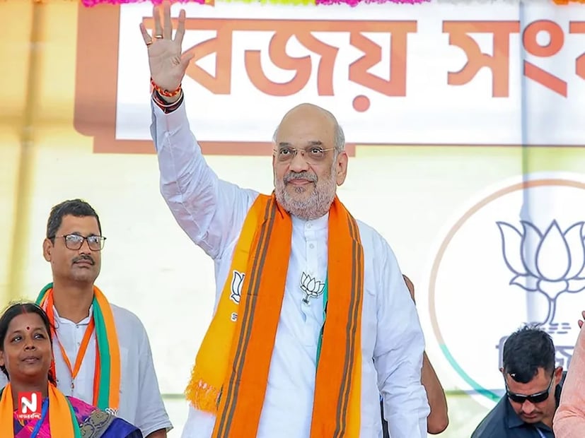 বিজেপি সূত্রে খবর, জরুরি কাজের জন্য সফরের সময় কাটছাঁট করছেন কেন্দ্রীয় স্বরাষ্ট্র মন্ত্রী। সেই কারণে এই সূচির বদল হতে চলেছে। তবে সব কিছু ঠিকঠাক থাকলে শুক্রবার শহরে আসবেন অমিত শাহ। সন্তোষ মিত্র স্কোয়ারের পুজো, যা বিজেপি কাউন্সিলর সজল ঘোষের পুজো হিসেবে পরিচিত তার উদ্বোধন করবেন তিনি।