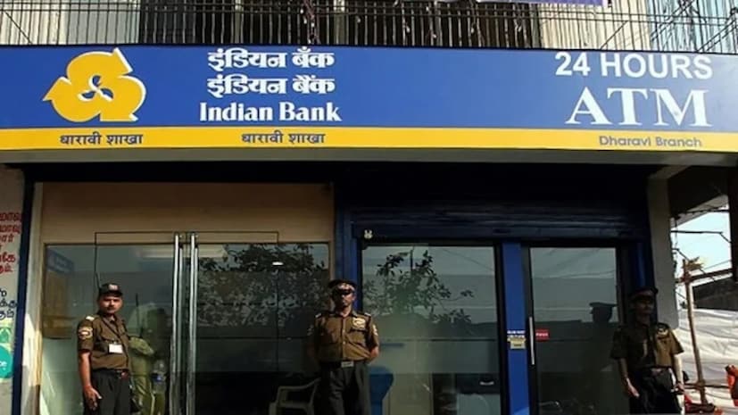 ২ বছরের এফডিতে ১ লাখ টাকা জমা দিলে ১৪,৬৬৩ টাকা পর্যন্ত ফিক্সড সুদ পাওয়া যাবে -ইন্ডিয়ান ব্যাঙ্কে ২ বছরের এফডি স্কিমে ১,০০,০০০ টাকা জমা করলে সাধারণ নাগরিকরা মেয়াদপূর্তিতে মোট ১,১৩,৫৪০ টাকা পাবেন। এই পরিমাণে ১৩,৫৪০ টাকার স্থির সুদও অন্তর্ভুক্ত। একইভাবে, কেউ যদি একজন সিনিয়র সিটিজেন হন এবং ইন্ডিয়ান ব্যাঙ্কে ২ বছরের এফডিতে ১ লাখ টাকা জমা করেন, তাহলে মেয়াদপূর্তিতে ৬.৯ শতাংশ সুদের হারে মোট ১,১৪,৬৬৩ টাকা পাবেন, যার মধ্যে ১৪,৬৬৩ টাকার ফিক্সড সুদ অন্তর্ভুক্ত। এই বিষয়ে জেনে রাখা প্রয়োজন যে, এফডি স্কিমের অধীনে গ্রাহকরা একটি নির্দিষ্ট সময়ের পরে নিশ্চিত স্থির সুদ পান।
