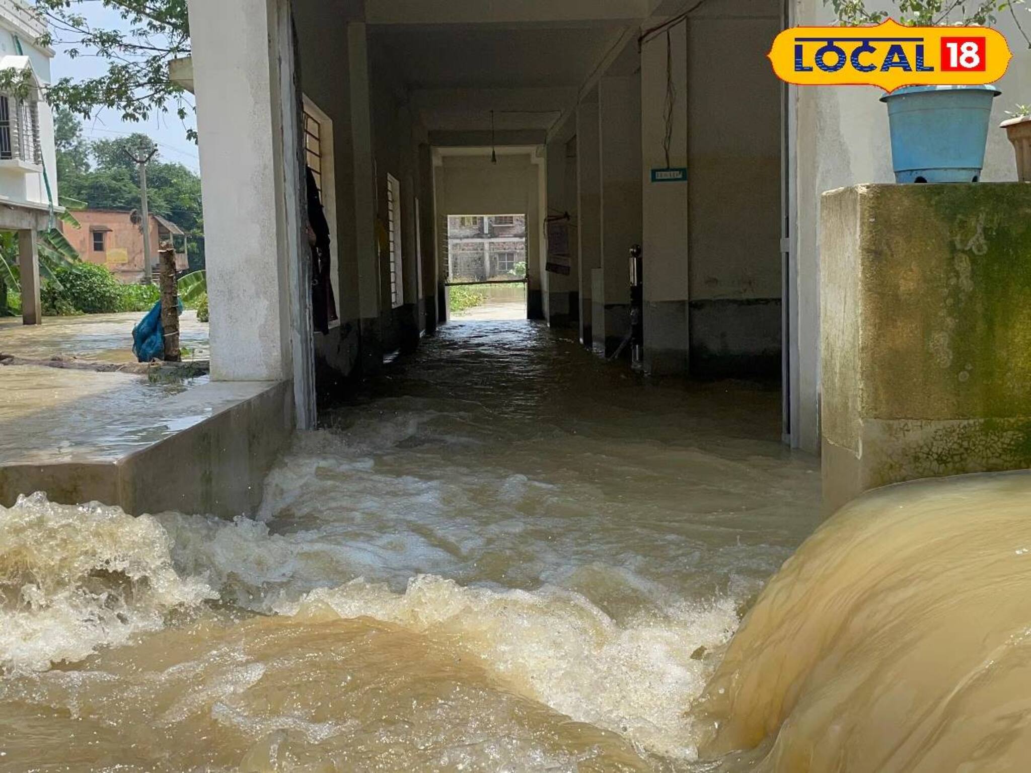 ঘরে ঢুকে পড়ছে জল, ভাসছে ঘাটাল! কীভাবে দিন কাটাচ্ছে মানুষ? জানলে শিউড়ে উঠবেন!