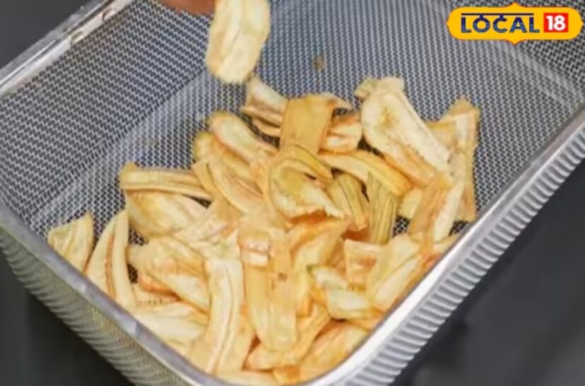 এই ব্যস্ত জীবনে যখনই কারও হালকা এবং স্বাস্থ্যকর খাবার খেতে ইচ্ছে করবে, তখন কাঁচকলার চিপস একটি দুর্দান্ত বিকল্প হতে পারে। ঘরে তৈরি চিপস বাজারের চিপসের চেয়ে বেশি সুস্বাদু, স্বাস্থ্যকর এবং প্রিজারভেটিভ-মুক্ত। বিশেষ বিষয় হল এটা তৈরি করাও খুব সহজ। তাই এক নজরে দেখে নেওয়া যাক মুচমুচে এবং মশলাদার কাঁচকলার চিপস তৈরির সহজ উপায়।