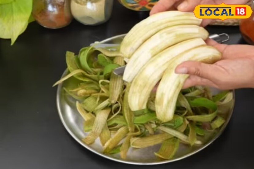 কাঁচকলার চিপস তৈরি করা সহজ। বাইরে তৈরি চিপসে প্রিজারভেটিভ থাকে, তবে ঘরে তৈরি চিপস কোনও রাসায়নিক ছাড়াই মুচমুচে এবং সুস্বাদু হয়- শুধু একটু ধৈর্য এবং ভালবাসার প্রয়োজন।