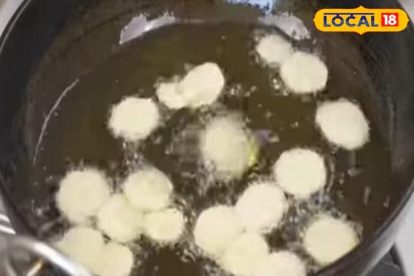 কাঁচকলার খোসা ছাড়িয়ে পাতলা গোলাকার টুকরো করে কেটে নিতে হবে। চেষ্টা করতে হবে যেন সব টুকরো একই রকম হয়। চিপস কাটার দিয়ে কাটলে চিপসের আকৃতি সুন্দর এবং সমান থাকবে।