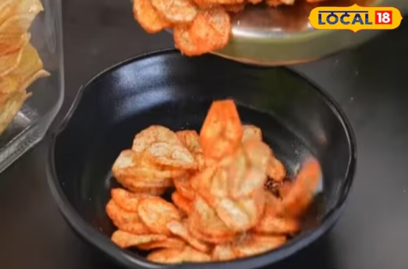 কাটা কাঁচকলা হলুদ এবং লবণ মিশ্রিত জলে ১০-১৫ মিনিট ভিজিয়ে রাখতে হবে। এতে চিপস ভাল রঙ পাবে এবং তাদের মুচমুচে ভাব বৃদ্ধি পাবে। তারপর ছেঁকে নিতে হবে এবং একটি কাপড়ে ছড়িয়ে শুকিয়ে নিতে হবে।