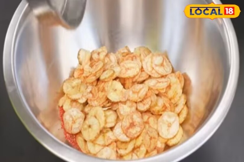 একটি প্যানে তেল ভাল করে গরম করতে হবে। কাঁচকলার টুকরো যোগ করতে হবে এবং কম আঁচে ভাজতে হবে। চিপস সোনালি এবং মুচমুচে হয়ে গেলে, এগুলি বের করে টিস্যু পেপারে ছড়িয়ে দিতে হবে, যাতে অতিরিক্ত তেল বেরিয়ে যায়।