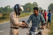 পুলিশ চাইলেই কি আপনার বাইকের চাবি খুলে নিতে পারে? রাস্তায় চেকিং-এর সময় নিয়ম কী, জেনে রাখুন
