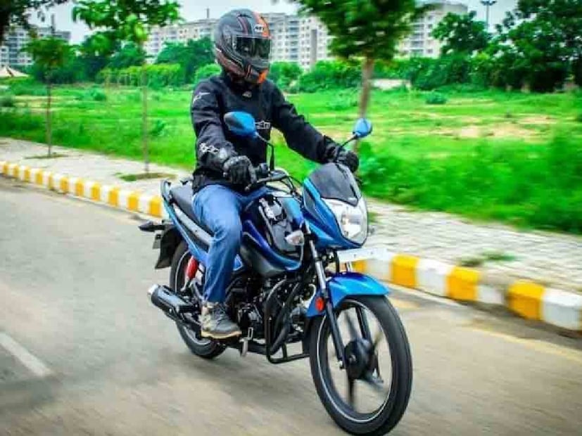 স্পার্ক প্লাগ খারাপ হলে যেসব লক্ষণ দেখা দেয়-বাইক স্টার্ট নিতে সমস্যা দেরি হতে পারে. মাইলেজ কমে যেতে পারে, এক্সেলেটরে ঠিকঠাক সাড়া না পাওয়ার সমস্যা হতে পারে, ইঞ্জিন মিসফায়ার বা হঠাৎ বন্ধ হয়ে ।েতে পারে।