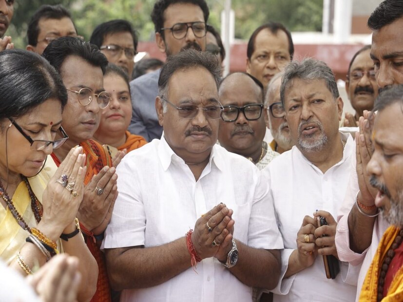 সাম্প্রতিক অতীতে বার বারই পশ্চিমবঙ্গের জন্য বাঙালি অস্মিতার দিকে ঝুঁকতে দেখা গিয়েছে বিজেপিকে। এমনকি, শমীক ভট্টাচার্যকে রাজ্য সভাপতি ঘোষণা করার দিনও মঞ্চের পিছনে শ্রীরামচন্দ্রের বদলে দেখা গিয়েছিল কালীঘাট মন্দিরের বিগ্রহের ছবি। সেদিন শ্রীরামের পাশাপাশি মা কালীর নামেও জয়ধ্বনি দিতে শোনা গিয়েছিল বিজেপির নেতাদের।