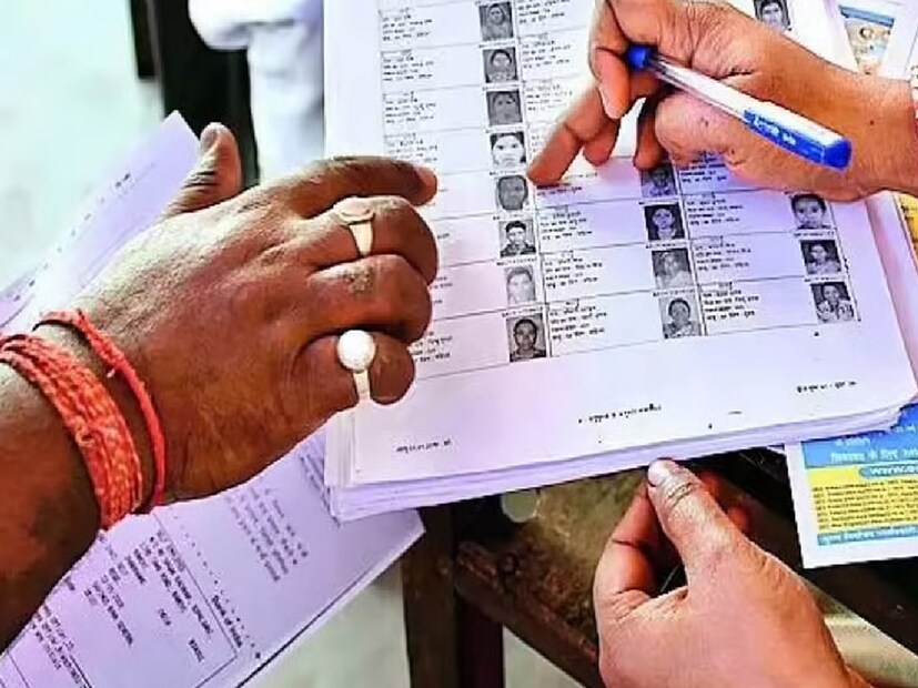 নির্বাচন কমিশনের আইনজীবী সৌম্য মজুমদার বলেন, 'স্কুলে পড়ুয়া না থাকলে সেই স্কুল টিচারদের কমিশন ব্যবহার করবে।' 