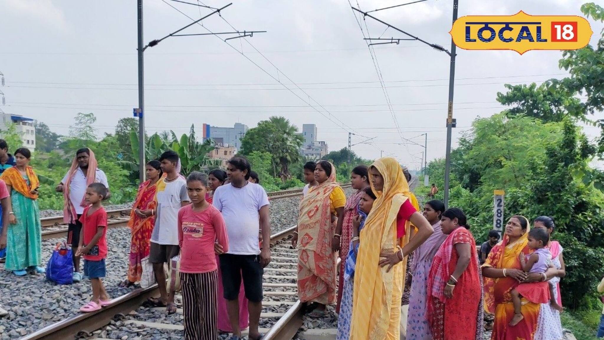 ৭০ বছরেও মিলল না রাস্তা, নর্দমা, রেলগেট! রেললাইন ডিঙিয়েই যাতায়াত ভরসা ৩০০ বাসিন্দাদের